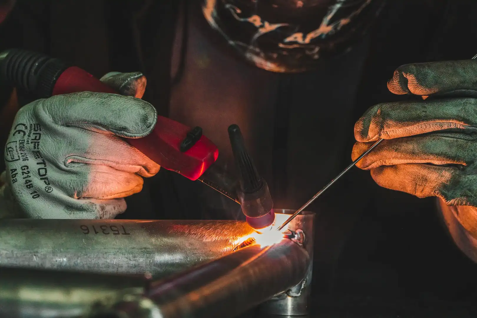 Soldadura y fabricación de bicicletas aluminio en España - Campmajó Bikes Trabajador de Campmajó Bikes soldando el pedalier de una de sus bicicletas a medida personalizadas